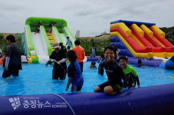 워터파크에서 신나게 놀고 있는 누리학교 학생