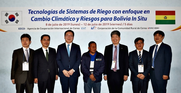 사진왼쪽에서 두번째 김창섭 볼리비아주재 코이카사무소장-김학재 주볼리비아대사- 브라우니요 우야라야 카세레스 볼리비아수자원환경부 차관 순