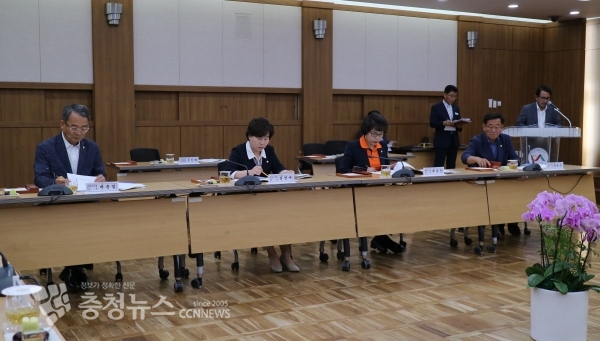 우측부터 박병수 공주시의장, 박금순 보령시의장, 김영애 아산시의장, 박춘엽 계룡시의장