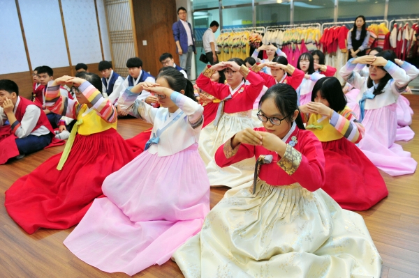 지난 12일 베트남 박장시 청소년 대표단이 중구 뿌리공원을 방문하여 한복 체험을 하고 있다