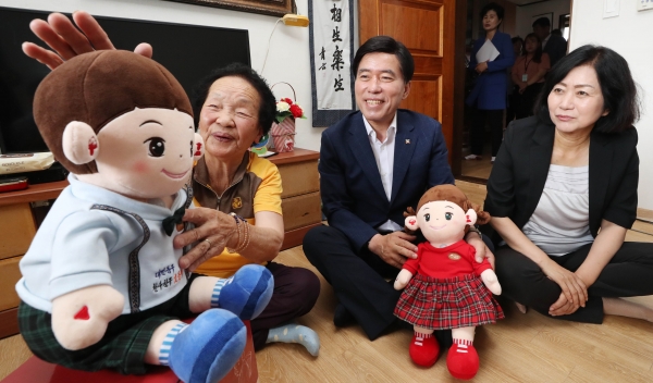 독거노인 방문 AI인형 전달