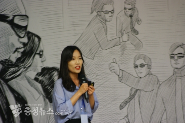 발표하는 사무관