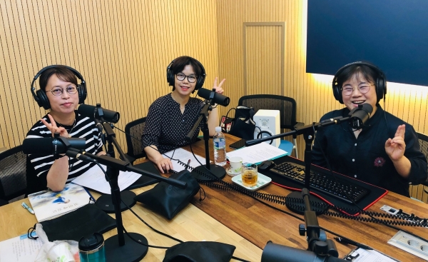 팟캐스트 제작단의 방송 녹음 모습