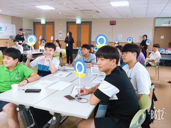 지난해 유성구청소년수련관에서 진행되고 있는 청소년 사회적경제 캠프