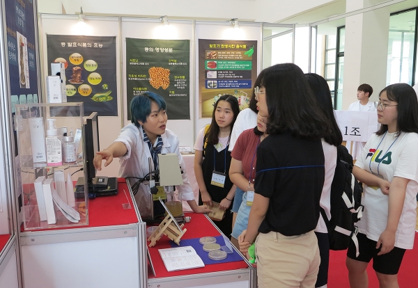 지난해 열린 ‘제7회 미생물과 생명산업 과학캠프’에서 학과 재학생이 고교생들에게 콩 발효식품에 대해 설명하고 있다.