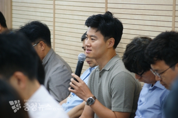 답변하는 LH 담당자