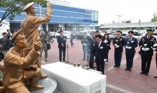 19일 호국철도광장(대전역 동광장)에서 6·25전쟁 철도유공자 추모제가 개최된 가운데 황인호 동구청장이 호국철도기념동상 앞에서 헌화 및 분향을 하고 있다