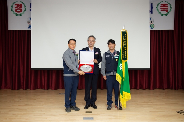 무재해 20배 인증패 수여 및 수착 부착 후 기념촬영.