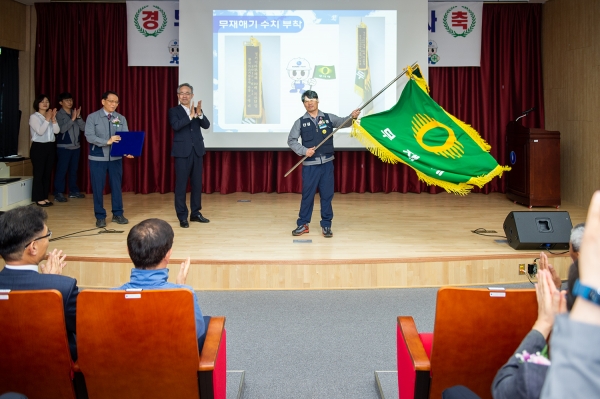 무재해기 수치 부착 후 무재해기를 흔들고 있는 모습(노동조합 경기지회 김종률 지회장)