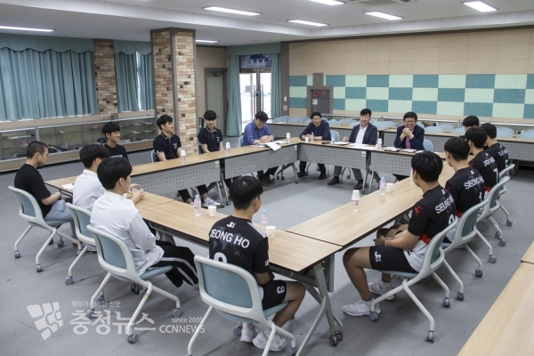 최교진 교육감이 학생들과 대화를 나누고 있다.