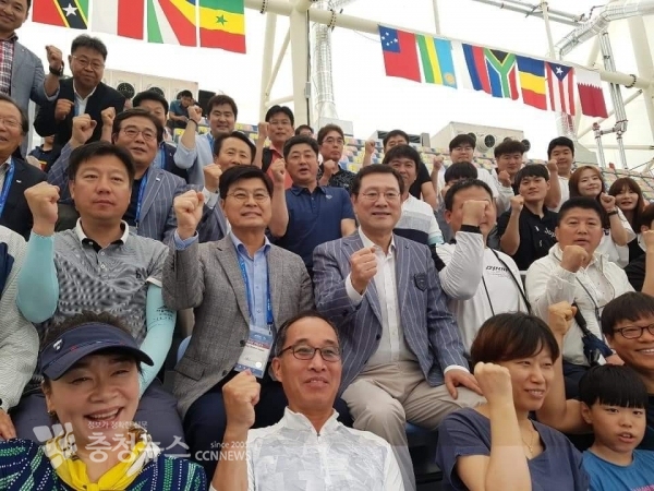 21일 광주에서 열리고 있는 세계수영선수권대회를 찾아 이춘희 세종시장이 끝까지 성공적인 대회로 잘 마무리 되길 기원하고, 이용섭 광주광역시장과 선수들을 응원 하고 있다.