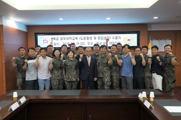 실무위탁교육 수료식 후 유재원 총장(가운데)과 수료생 및 관계자 기념사진 촬영 모습