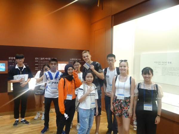 제3회 아산시 청소년 국제교류캠프에 현충사를 방문하여 팀활동중인 5개국 청소년 (대한민국 아산, 중국 동관, 말레이시아 페탈링자야시, 헝가리 미슈콜츠시, 베트남 닌빈성)