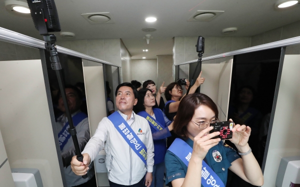 행사 참석자들이 몰래카메라 탐지장비를 시연하고 있다