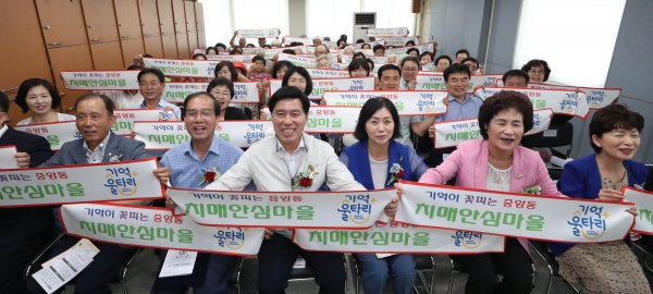 사진 왼쪽부터 박헌철 대한노인회 동구지회장, 김진희 중앙동 주민자치위원장, 황인호 동구청장, 이나영 동구의회 의장