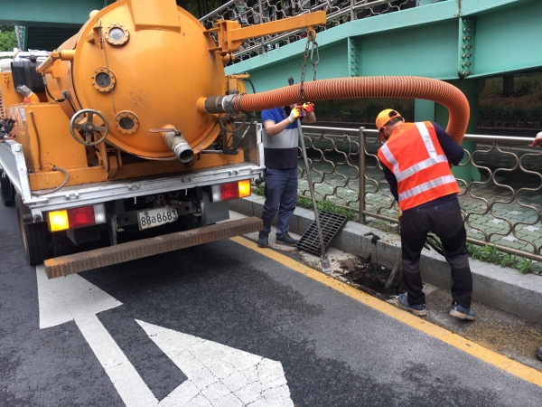 한밭지하차도 주변에서 빗물받이 개량작업