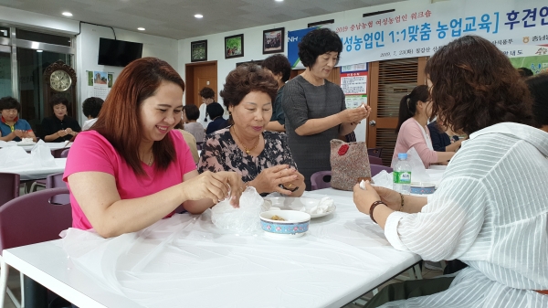 이민여성농업인들이 1대1 맞춤 농업교육을 받으며 직접 체험하고 한국문화 배우기에 흥미로워 하고 있다.