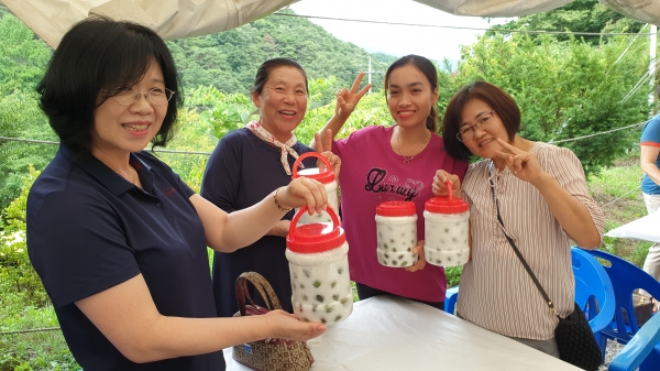 이민여성농업인들이 1대1 맞춤 농업교육 모습