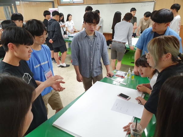 한남대의 꿈나무 창업캠프에 참여한 고등학생들이 창업 아이디어를 나누고 있다.