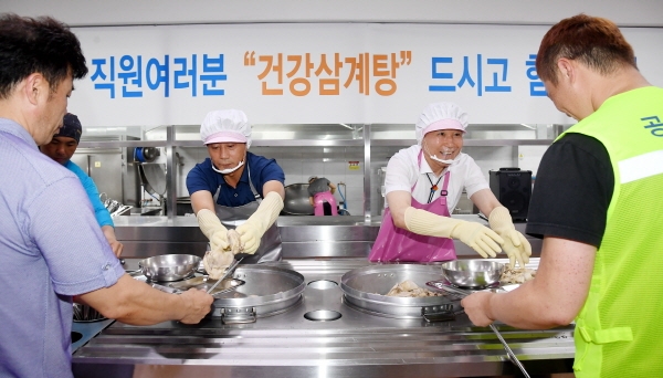 박용갑 중구청장, 현업직원 격려 삼계탕 나눔 배식봉사 모습