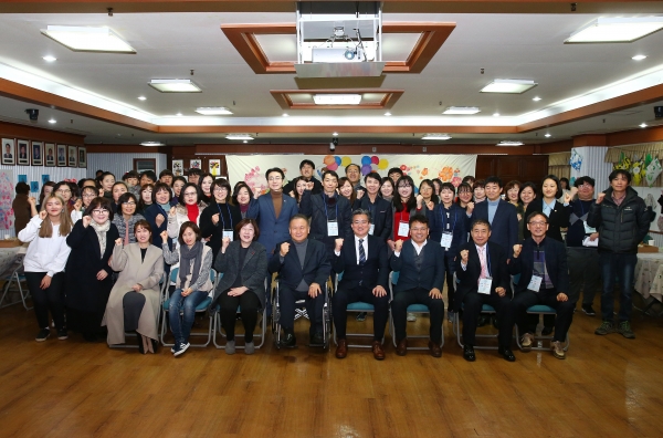 지난해 12월 유성구청 대회의실에서 열린 2018 유성구 마을공동체 한마당에서 참가자들이 기념촬영