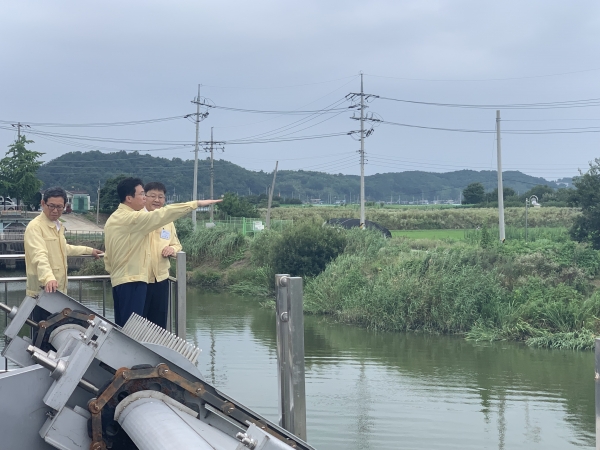 이재욱 농림식품부 차관이 논산개척배수장을 방문해 시설물 점검을 하고 있다