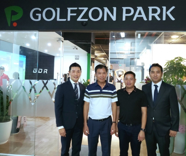 지난 24일 베트남 하노이에 위치한 골프존파크 그랜드 플라자 매장에서 열린 '골프존베트남 진출 1주년 기념행사'에서 (좌측부터) 골프존 글로벌 사업 총괄 김주현 상무이사, 트란 둑 판 베트남 문화체육관광부 차관, 흥 응웬 꾸옥 베트남 문화체육관광부 산하 골프협회장, 골프존베트남 김일상 법인장이 기념 촬영