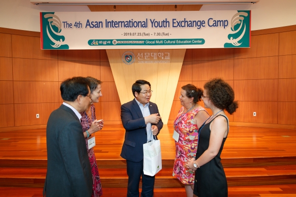 청소년 국제교류캠프 참가 관계자와 인사