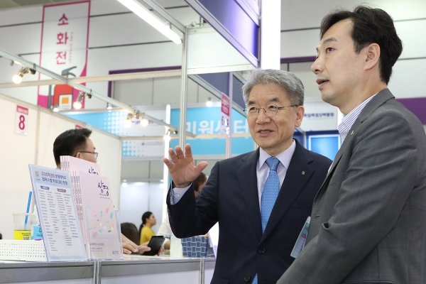 대학입학정보박람회에서 관계자들을 격려하는 백웅기 총장