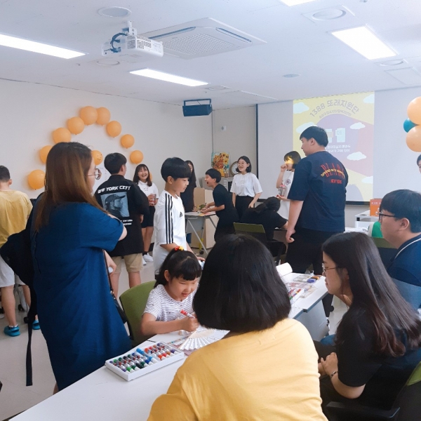 지난 20일 유성구청소년상담복지센터에서 1388또래지원단 학생들이 ‘미니게임방’을 통해 서로의 관심사에 대해 알아가며 유대감을 형성하고 있다