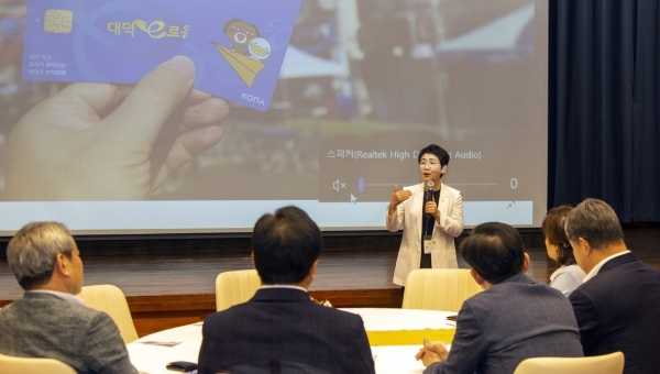 박정현 대덕구청장이 노사민정 교류회에서 구정 현안 등을 설명하는 모습