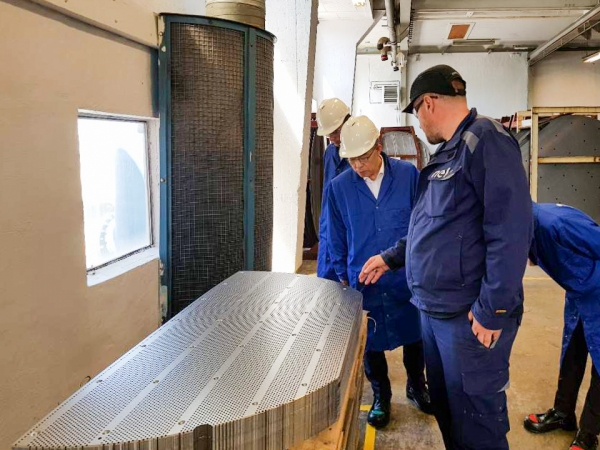 넬 사 관계자의 설명을 듣는 장면(고영태 사장-사진 가운데)