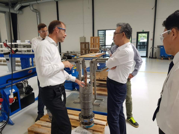 수소충전소 설비에 대해 의견을 나누는 모습