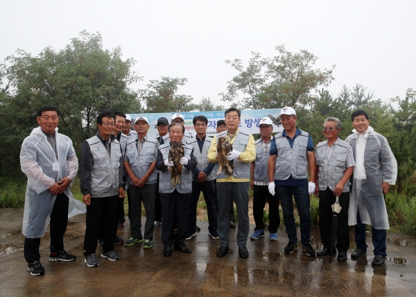 지난 25일 백화산 헬기착륙장에서 가세로 군수를 비롯한 군 관계자, 한국조류보호협회 태안군지회 회원 등 30여 명이 모인 가운데 수리부엉이 2마리를 방사했다