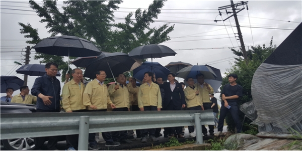 양승조 충남도지사가(사진 앞줄 왼쪽에서 다섯번째) 농경지 침수피해 현장의 수로를 시찰하고 있다