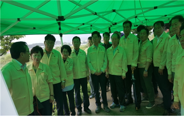 양승조 충남도지사(왼쪽에서 여섯번째)가 농경지 침수피해 현황을 보고 받고 있다