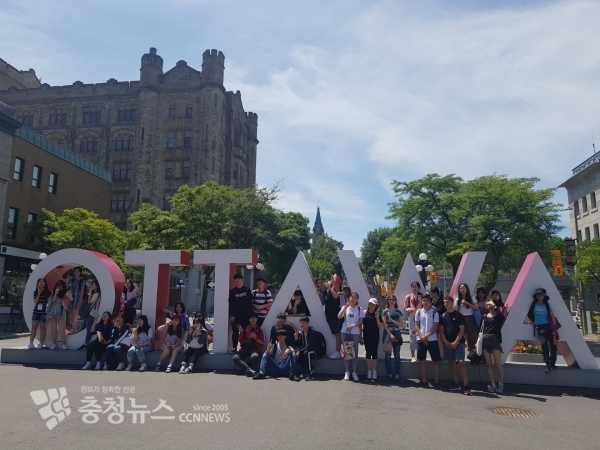 세종시 학생들이 세계 각국의 학생들과 캠프에 참여하며 소통하고 있는 장면