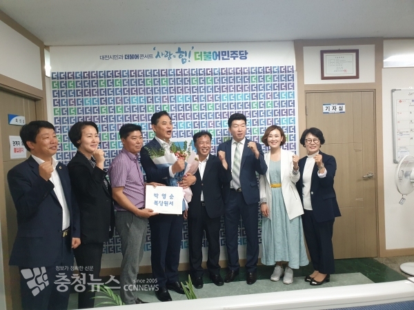 박영순 전 대전시 정무부시장의 더불어민주당 복당식 모습.