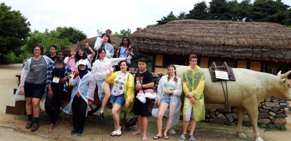 외암민속마을에서 팀활동 중인 캠프 참가자들