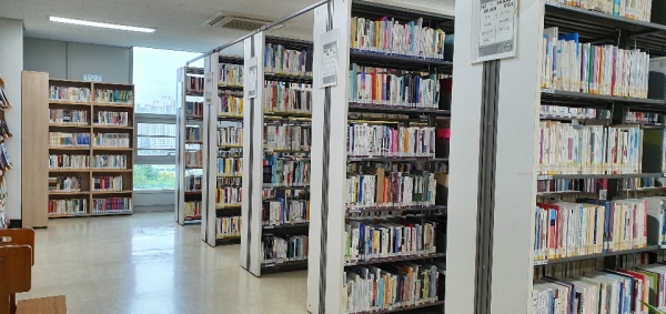 조용히 독서할 수 있는 가오도서관 모습