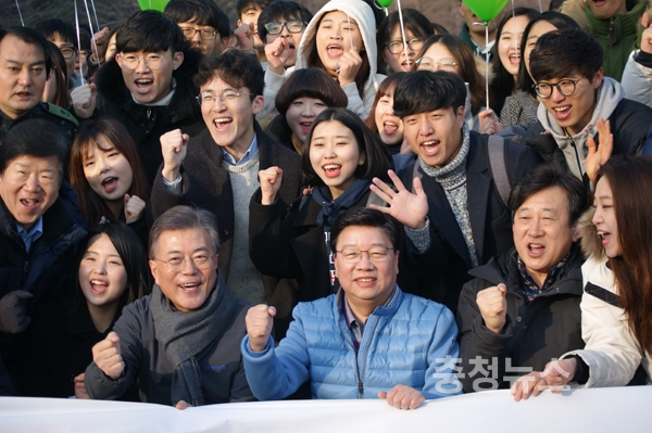 지난 2017년 3월 4일 문재인 대통령이 당내 대선후보 경선을 앞두고 둔산동 한밭수목원을 방문해 권선택 시장을 지켜주겠다고 화이팅하는 모습