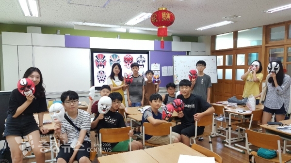 지난 30일 어진중학교에서 세종시 중학생들이 중국어 원어민 교사와 함께 중국어 캠프를 진행하고 있는 장면