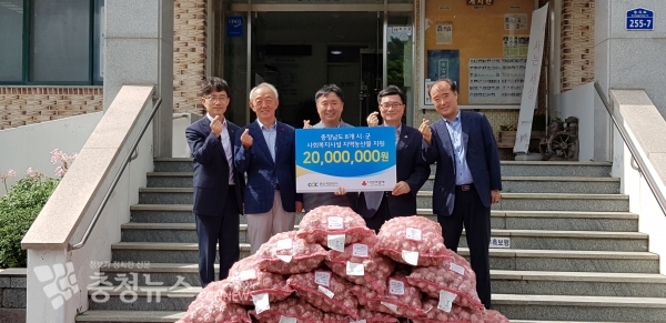 왼쪽부터 이동영 충남개발공사 부장, 이관형 충남사회복지공동모금회장, 이원재 명주원장, 도순구 충남개발공사 관리이사가 전달판을 들고 기념촬영을 하고 있는 모슴