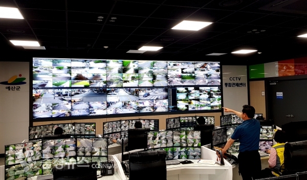 찰관의 지휘를 받으며 화상순찰하고 있는 예산군 CCTV통합관제센터