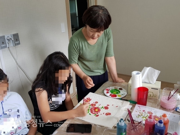 교육복지 프로그램에 참여하여 에코백을 만들고 있는 장면