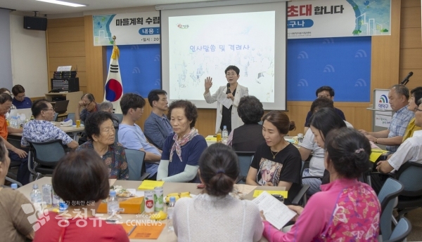 오정동 마을총회에 참석해 주민과 함께 자리한 박정현 대덕구청장(가운데)
