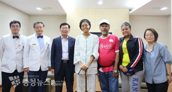 제시카 씨(가운데)가 고국으로 돌아가기 위해 병원을 퇴원하기 직전인 26일 오후 대학 및 병원 관계자와 함께 기념사진은 찍는 모습. 왼쪽부터 주치의인 건양대병원 혈액종양내과 최종권 교수, 건양대병원 최원준 의료원장, 건양대 이원묵 총장,  제시카 씨, 제시카 씨의 부친인 리카르도 알바로 씨,  제시카 씨의 언니인 야리 씨, 건양대 간호학과 박민정 교수