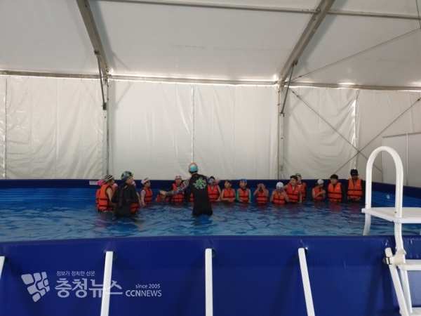학교 간이 수영장에서 학생들이 생존수영 교육을 받고 있다.
