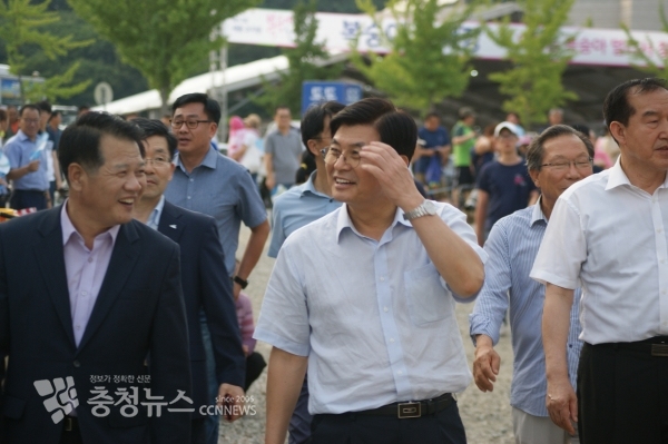 개막식에 참석하는 이춘희 시장