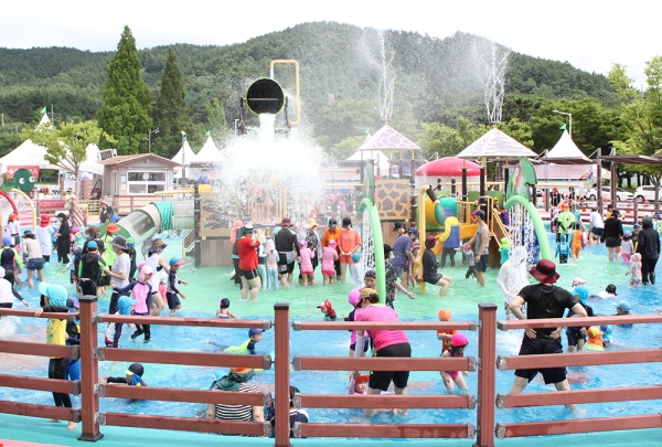 야외물놀이장에서 물놀이를 즐기고 있는 시민들 모습